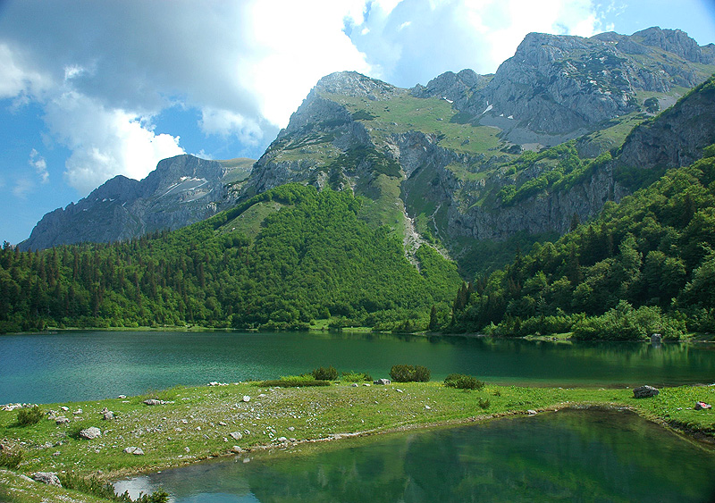 Maglić lijevo iza sa Trnovačkog jezera
