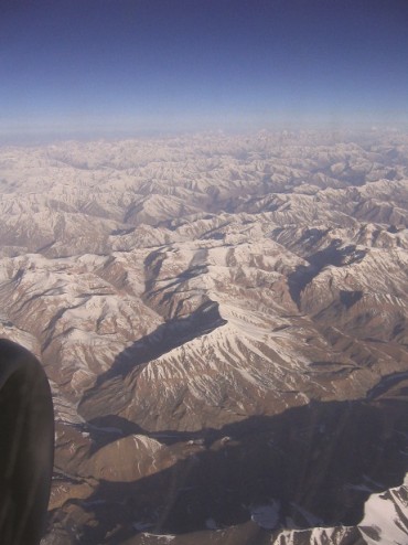 Pogled na Himalaje kroz avionski prozorcic