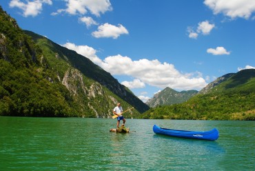 Na plutajucem ostrvu na ulazu u kanjon reke Drine