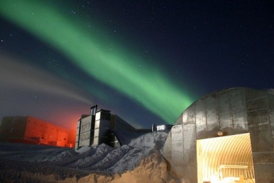 Antarkticka noc iznad stanice Amundsen Skot na Juznom polu 670x447